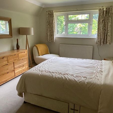 Charming Bournemouth House With Beautiful Spacious Gardens, 5 Min Drive To Beaches, Free Parking For 2-3 Cars Dış mekan fotoğraf