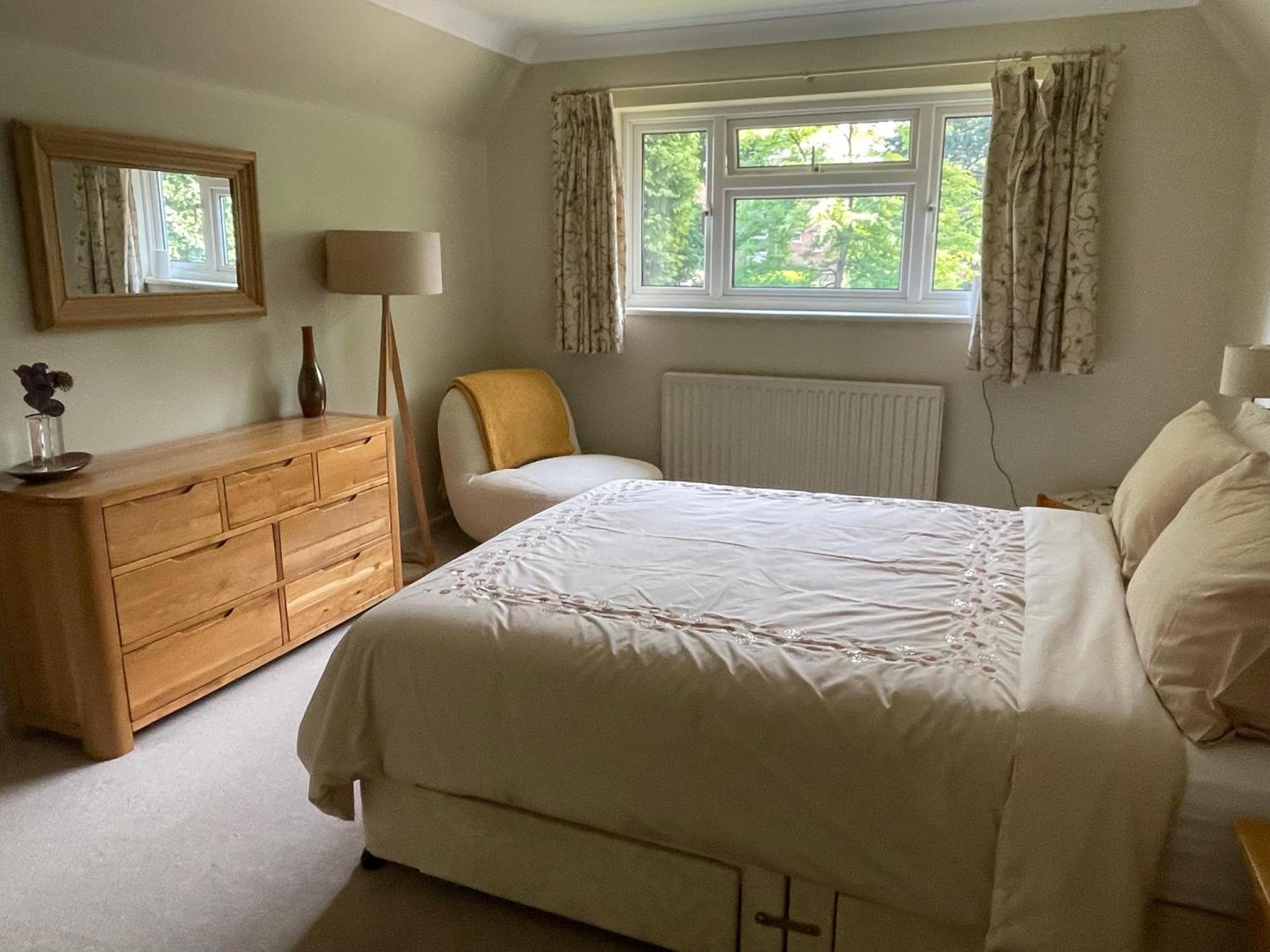 Charming Bournemouth House With Beautiful Spacious Gardens, 5 Min Drive To Beaches, Free Parking For 2-3 Cars Dış mekan fotoğraf
