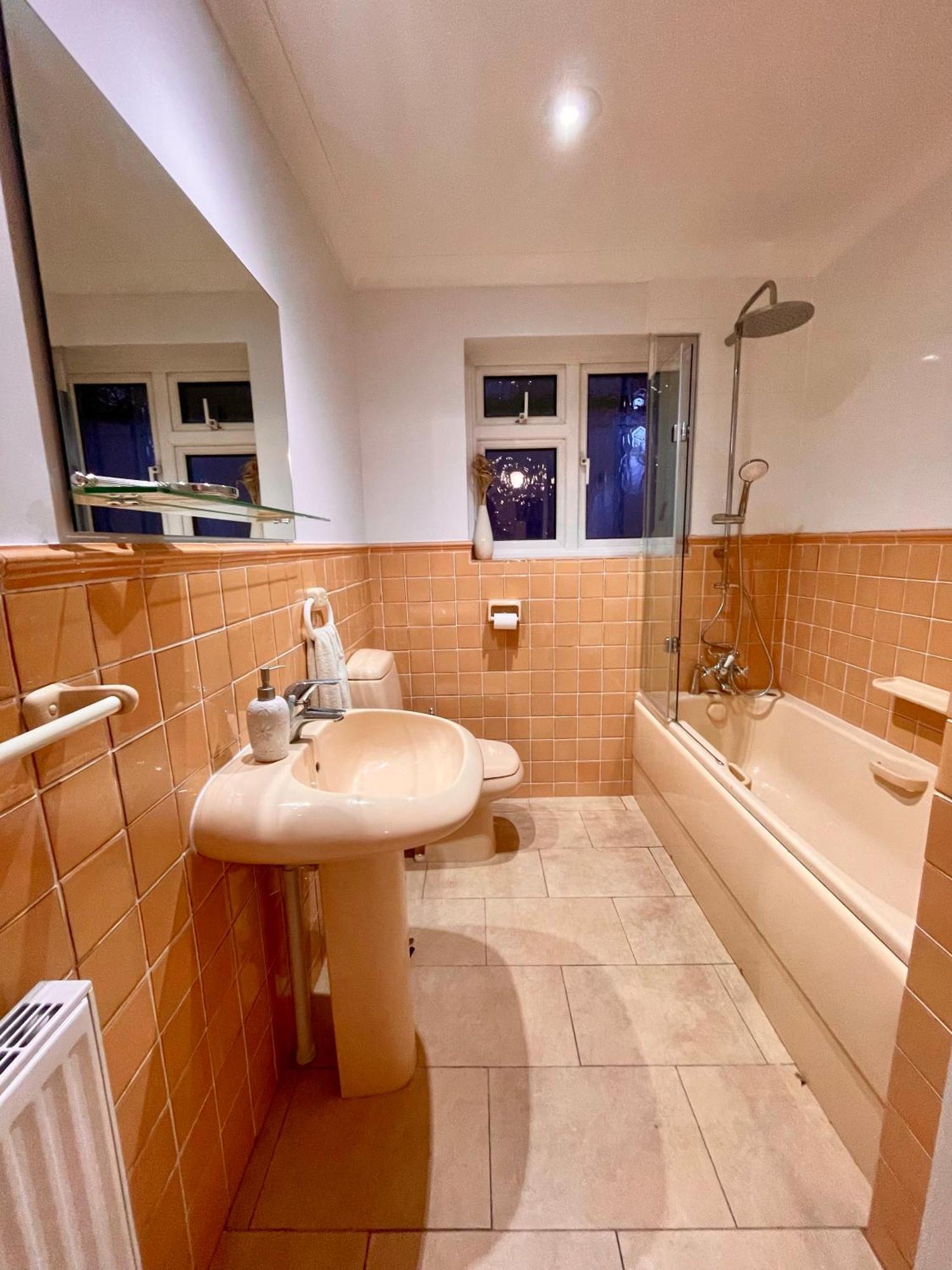 Charming Bournemouth House With Beautiful Spacious Gardens, 5 Min Drive To Beaches, Free Parking For 2-3 Cars Dış mekan fotoğraf
