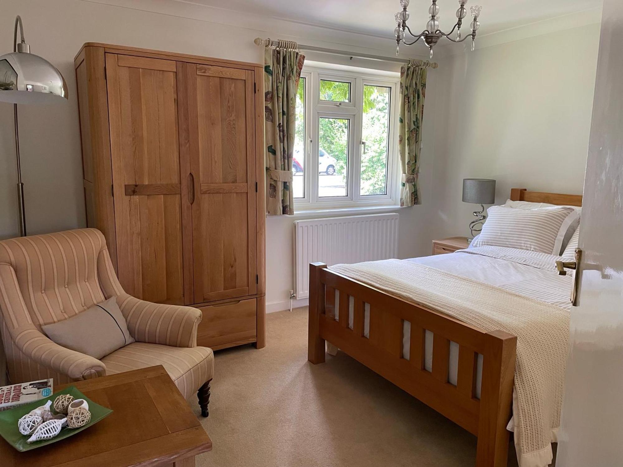 Charming Bournemouth House With Beautiful Spacious Gardens, 5 Min Drive To Beaches, Free Parking For 2-3 Cars Dış mekan fotoğraf