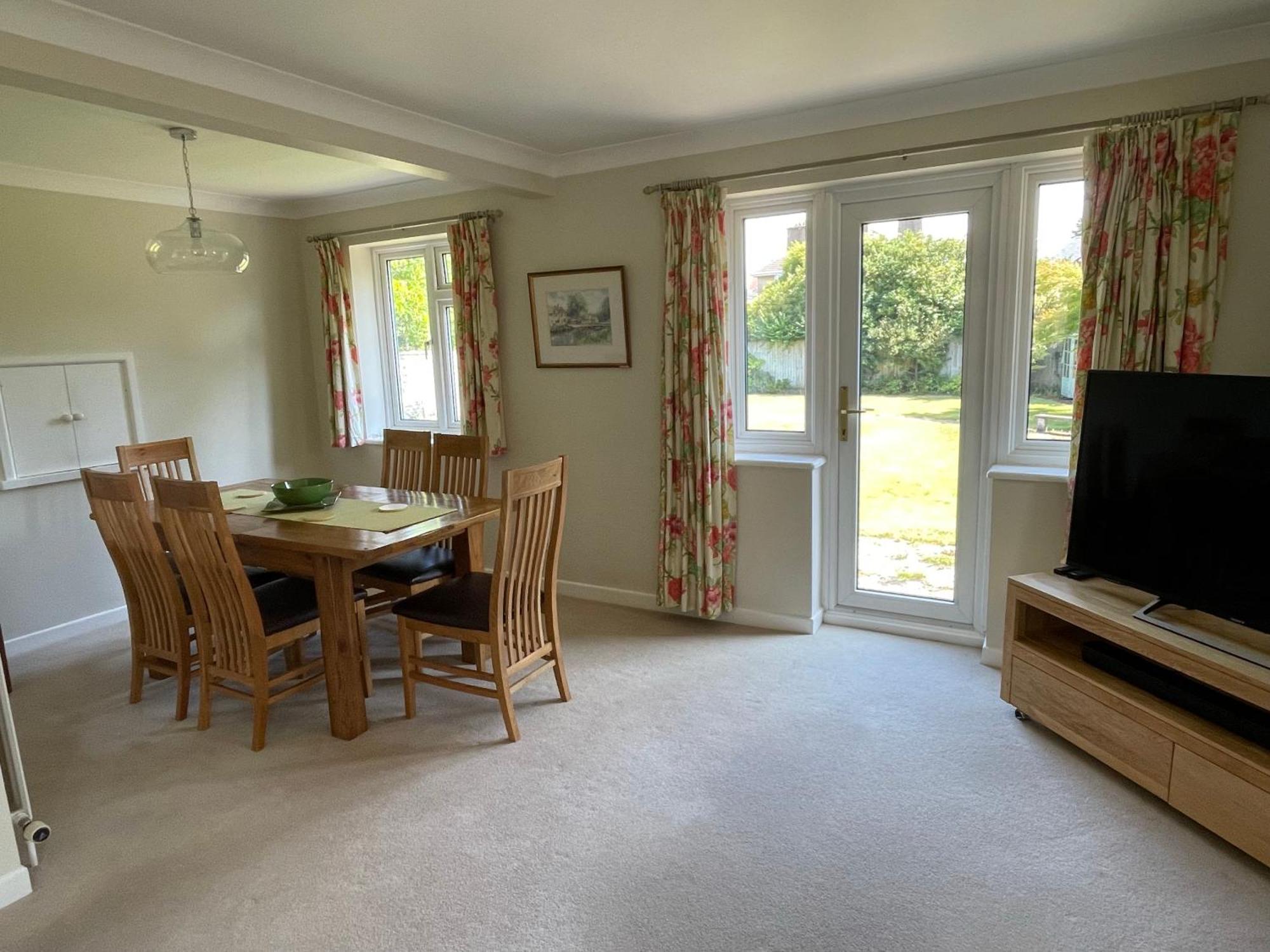 Charming Bournemouth House With Beautiful Spacious Gardens, 5 Min Drive To Beaches, Free Parking For 2-3 Cars Dış mekan fotoğraf