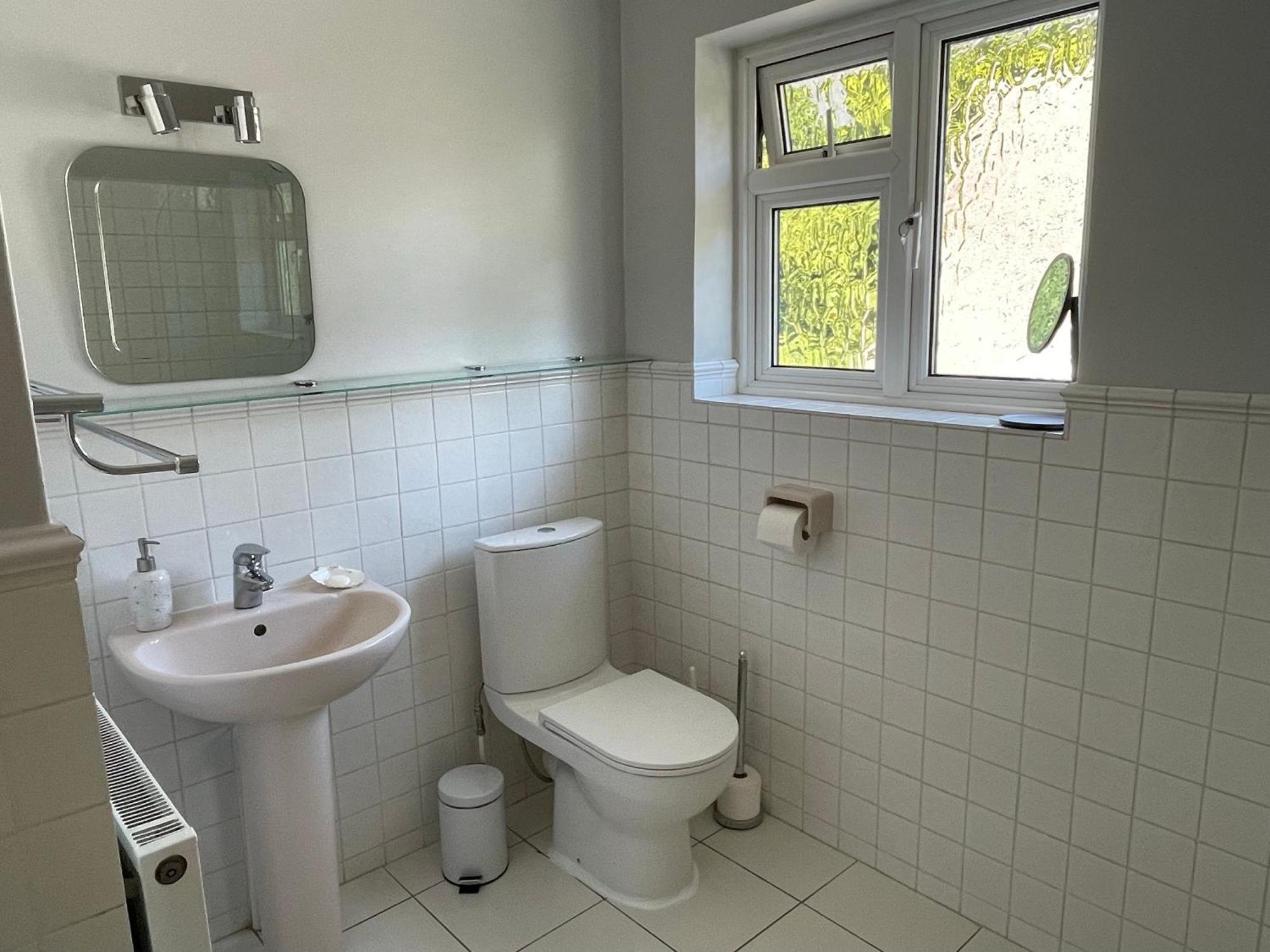 Charming Bournemouth House With Beautiful Spacious Gardens, 5 Min Drive To Beaches, Free Parking For 2-3 Cars Dış mekan fotoğraf